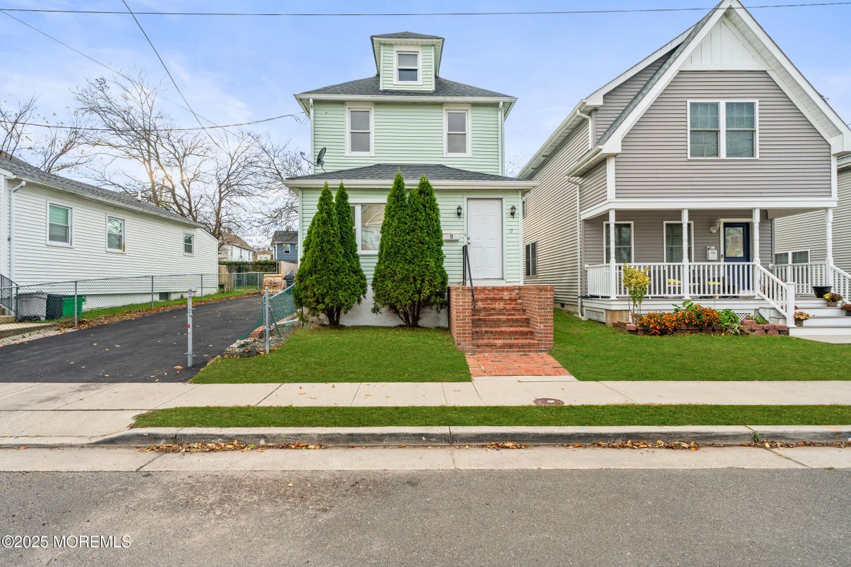 Exterior, Facade, Queen Anne Victorian