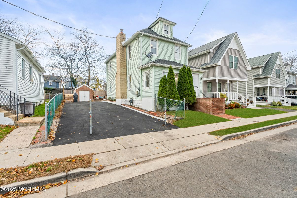 Exterior, Facade, Queen Anne Victorian