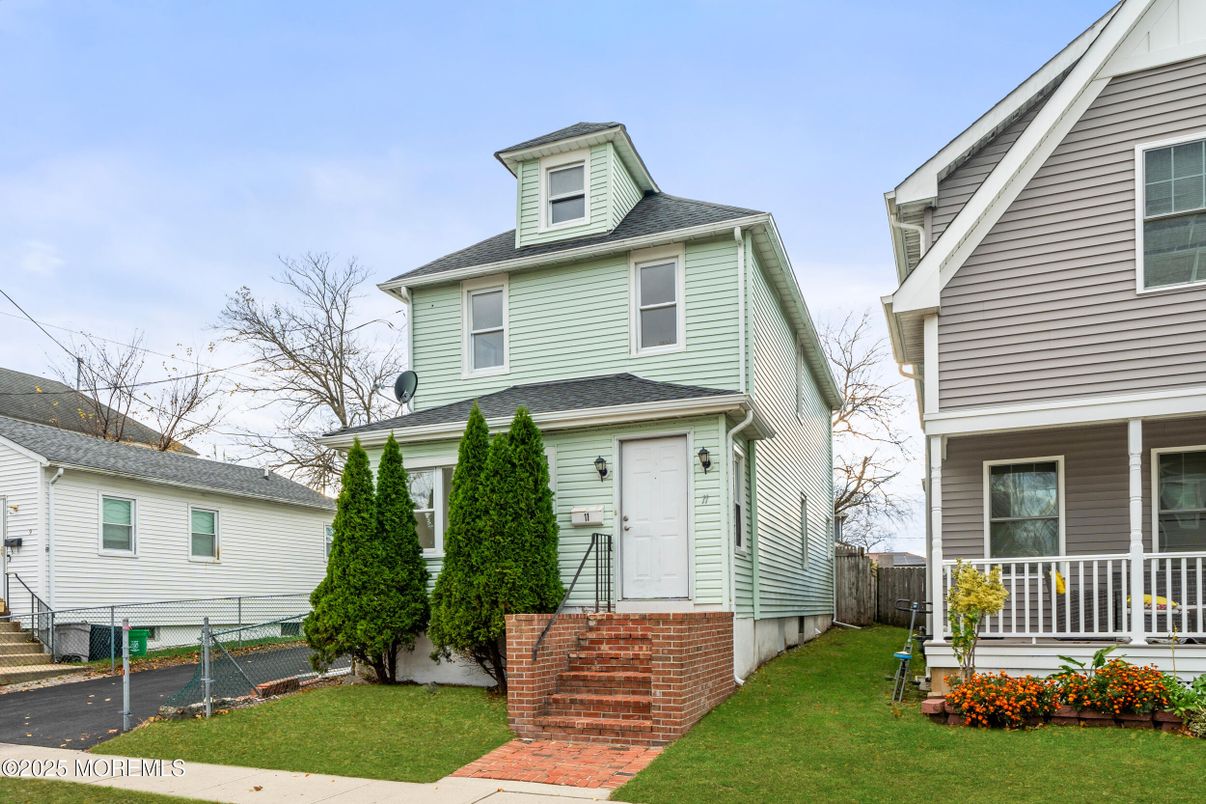 Exterior, Facade, American Foursquare