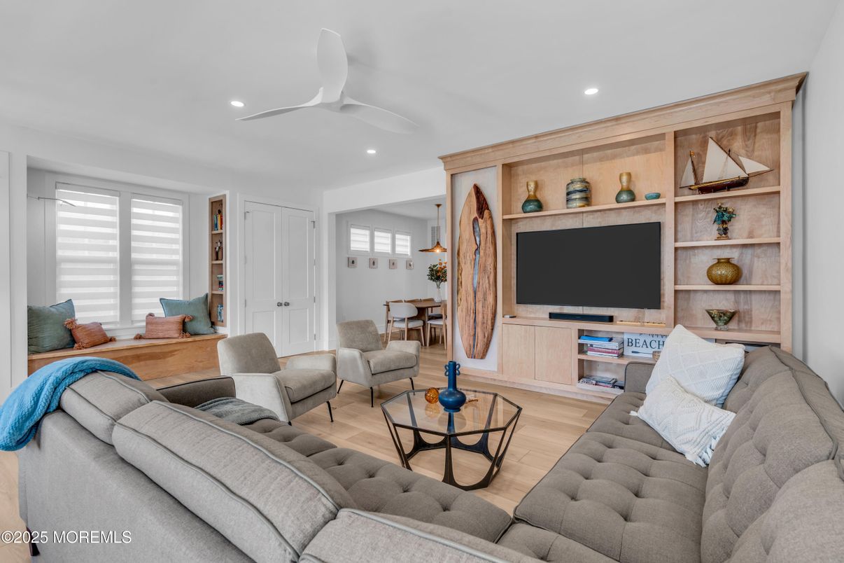 Dining room, Interior, Living room, Recessed Lighting, Wood Texture Flooring