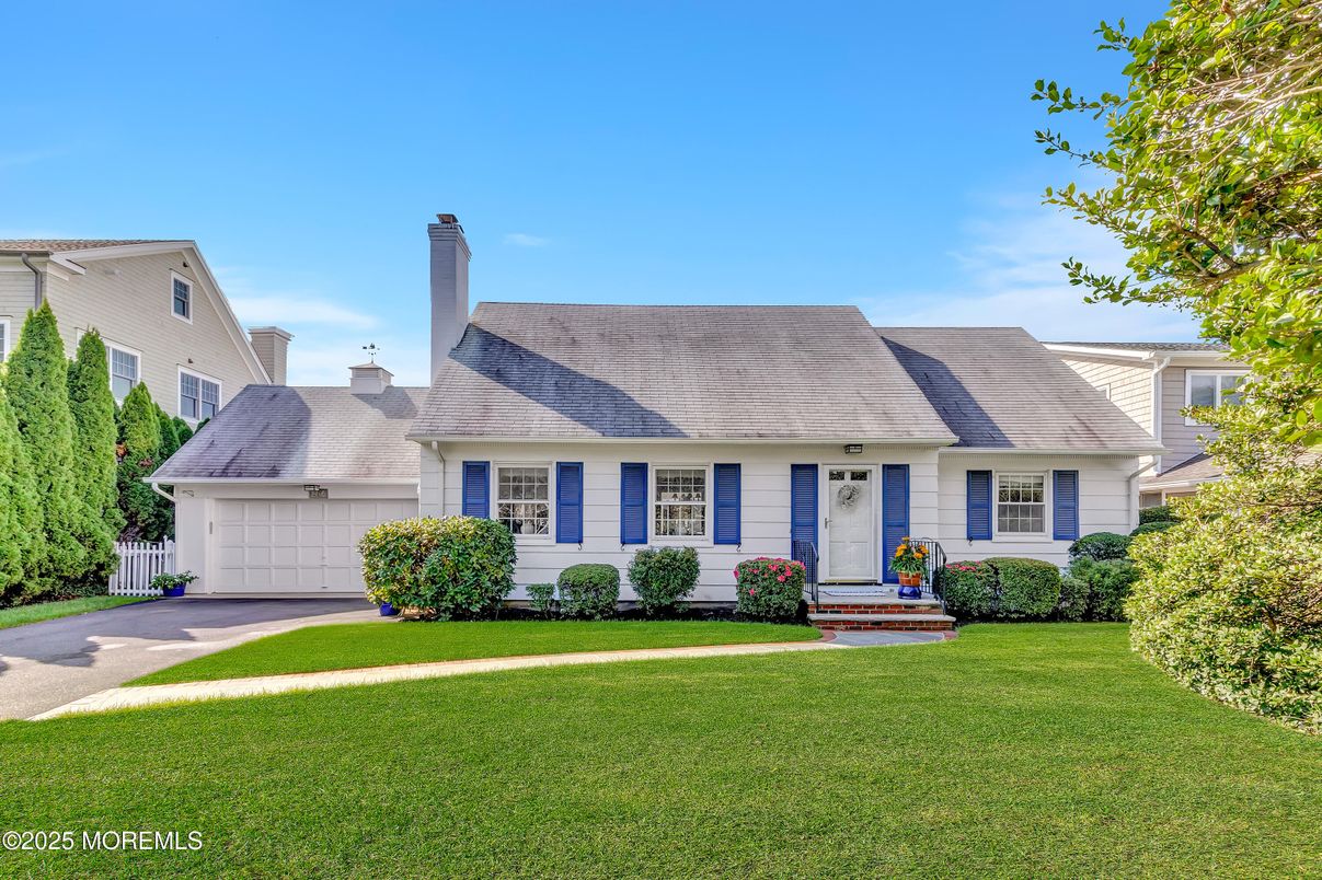 Attached, Exterior, Facade, Cape Cod