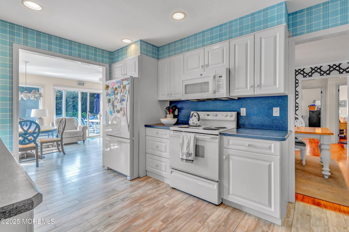 Dining room, Interior, Kitchen, Pendant Lights, Recessed Lighting, Wood Texture Flooring