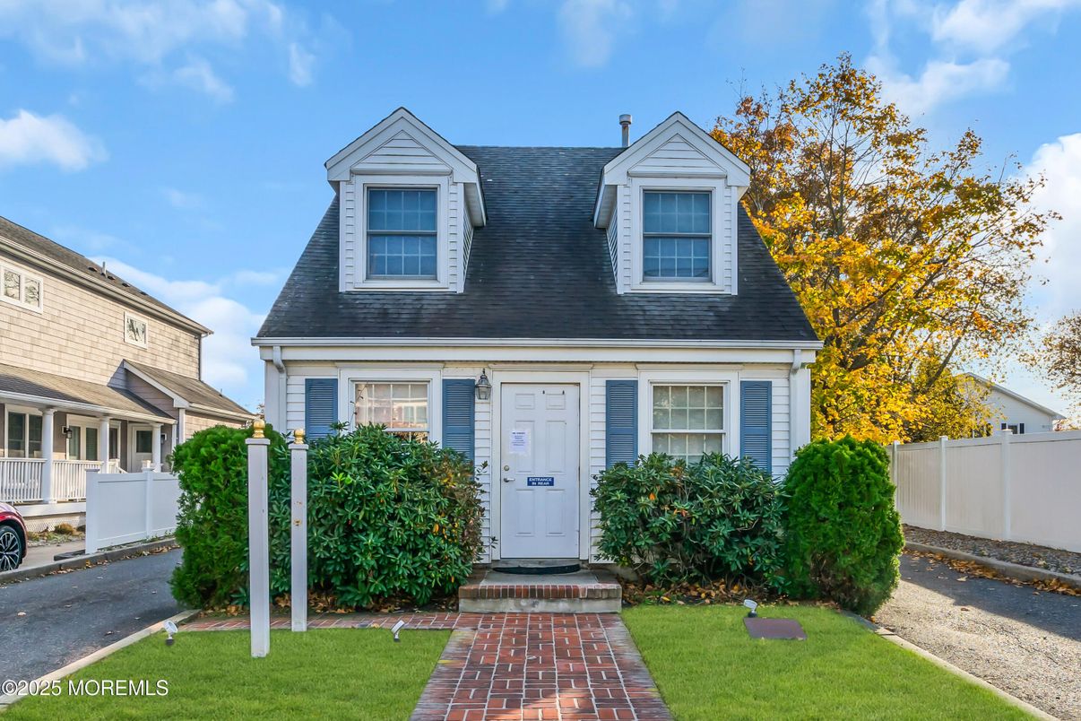 Exterior, Facade, Cape Cod