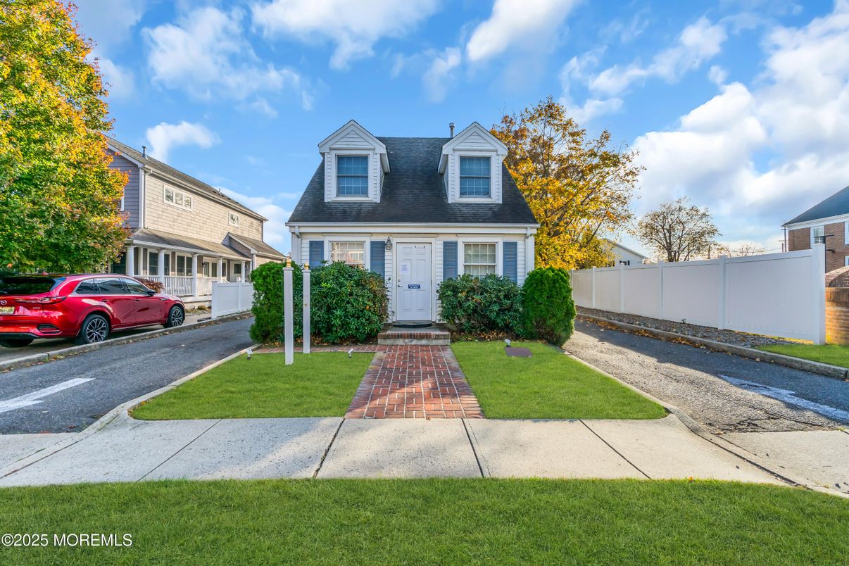 Exterior, Facade, Cape Cod