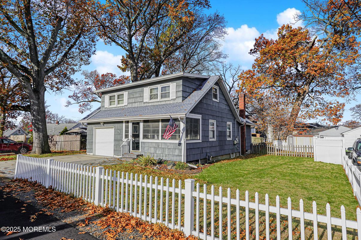 Attached, Backyard, Exterior, Facade, American Foursquare