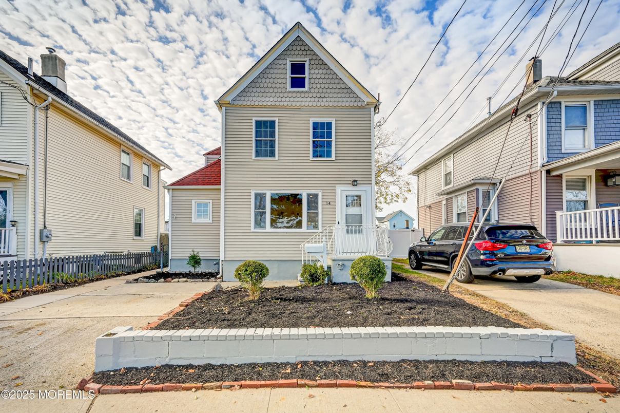 Exterior, Facade, Queen Anne Victorian