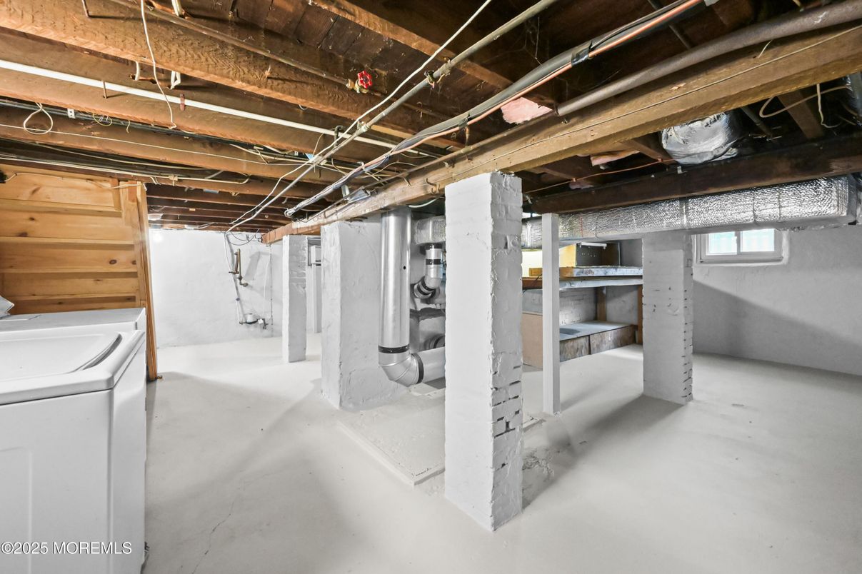 Interior, Washer, Wooden Beams, Wooden Walls