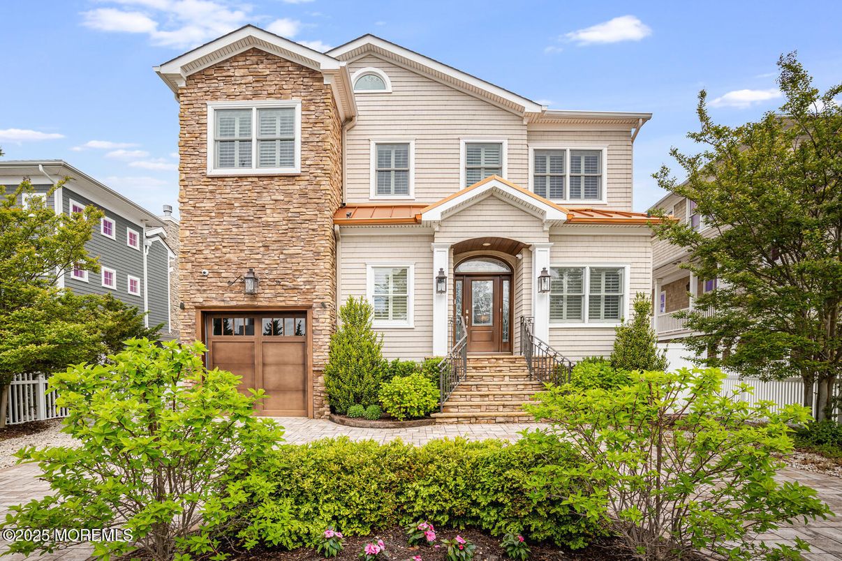 Attached, Exterior, Facade, Queen Anne Victorian