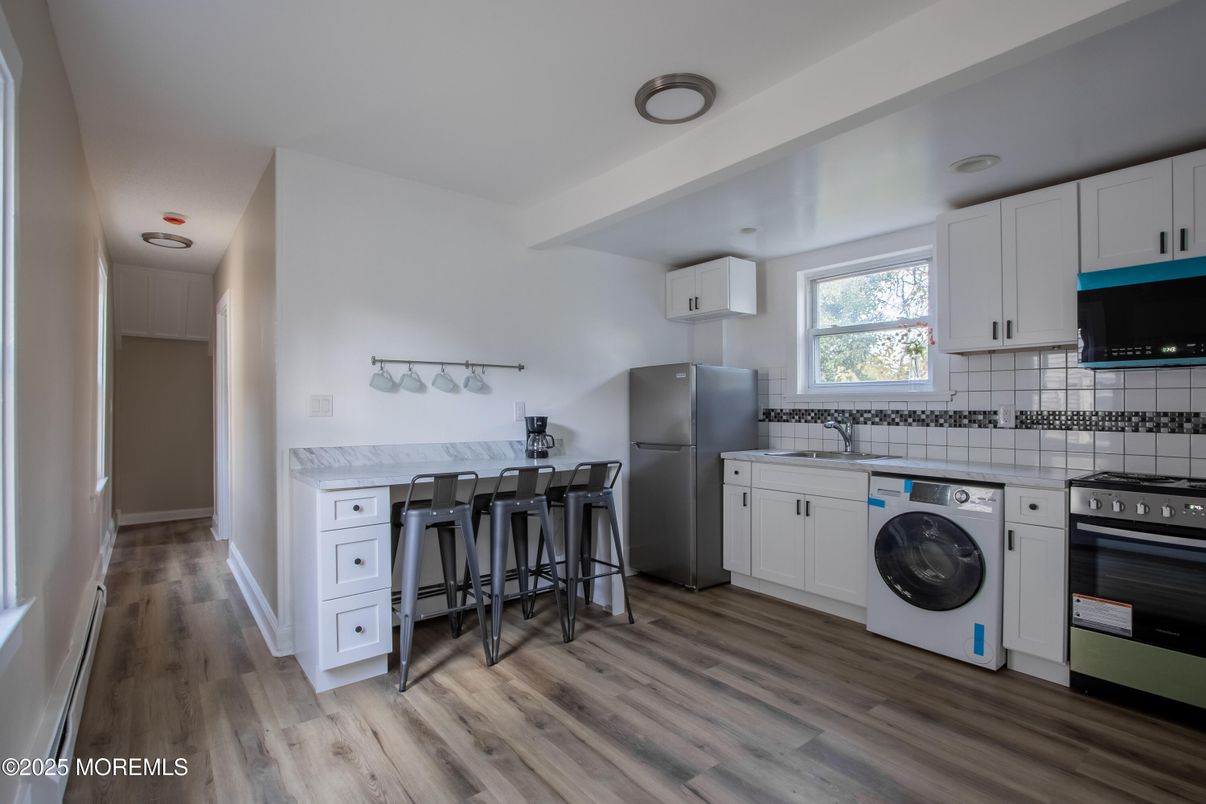Interior, Kitchen, Washer, Wood Texture Flooring