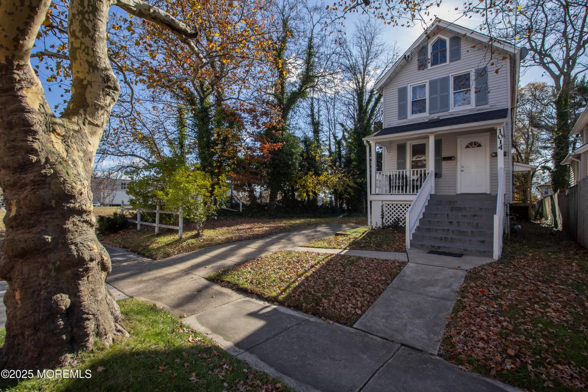 Backyard, Exterior, Facade, Queen Anne Victorian