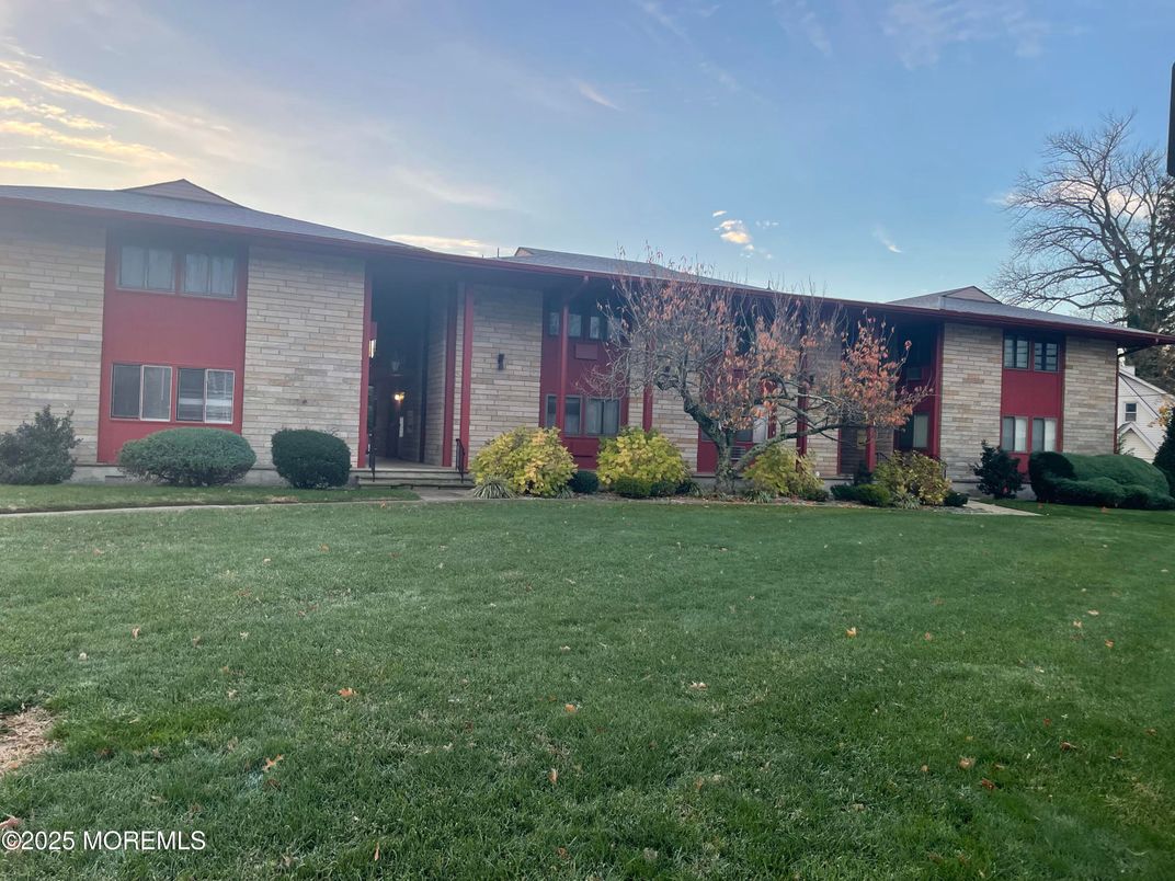 Backyard, Exterior, Facade, Brick Facade, Ranch