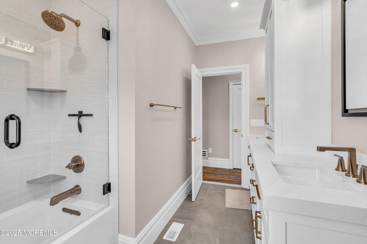 Bathroom, Dual Sink Vanities, Interior, Recessed Lighting