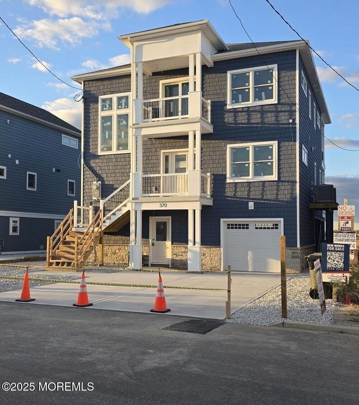 Attached, Exterior, Facade, Rowhouse