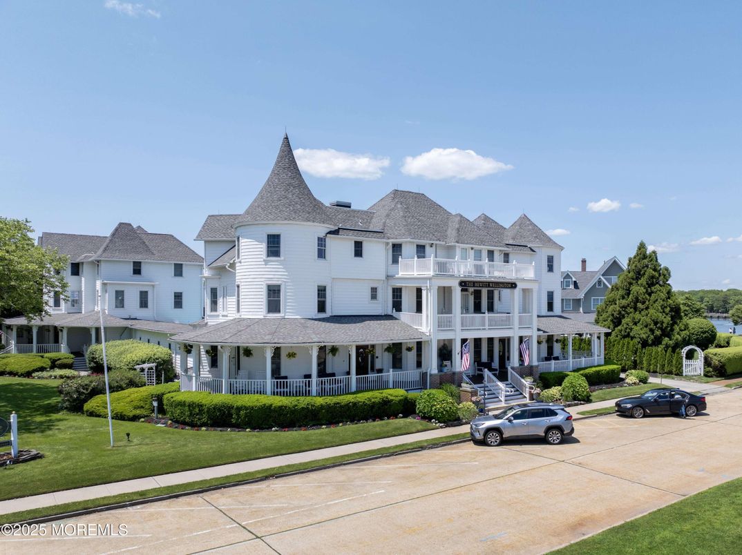 Exterior, Facade, Queen Anne Victorian