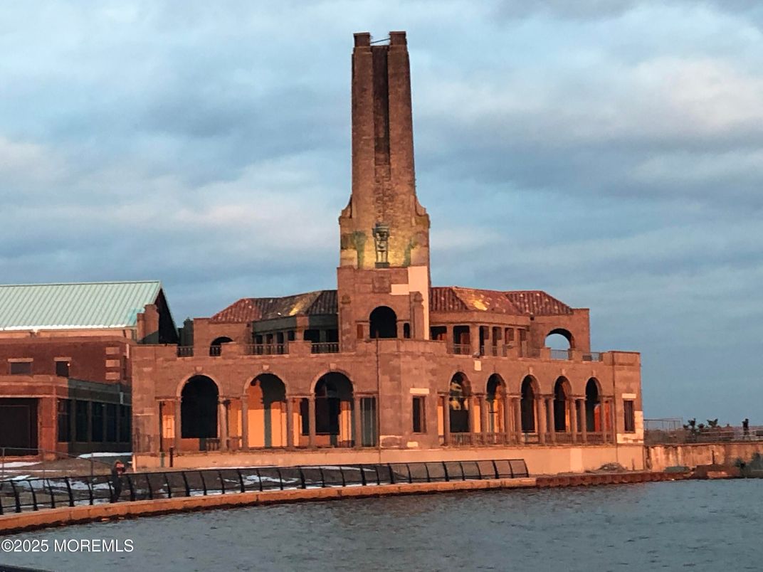 Exterior, Facade, Highrise