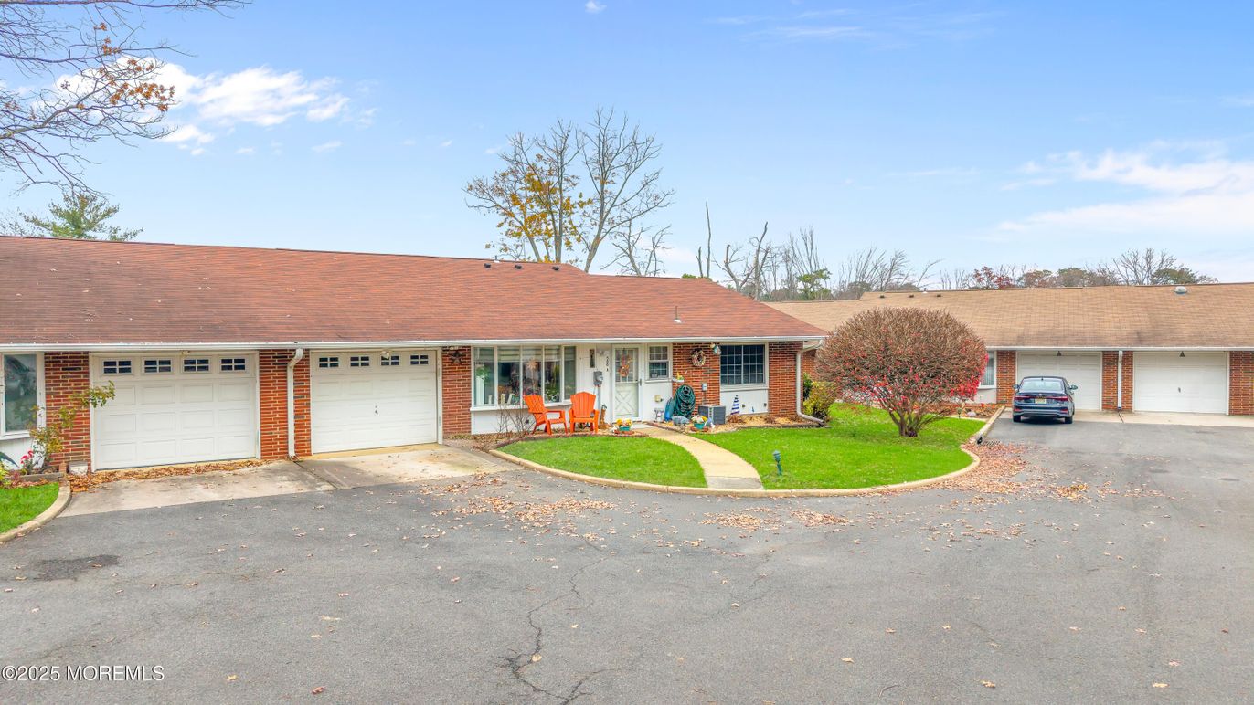 Attached, Exterior, Facade, Brick Facade, Ranch