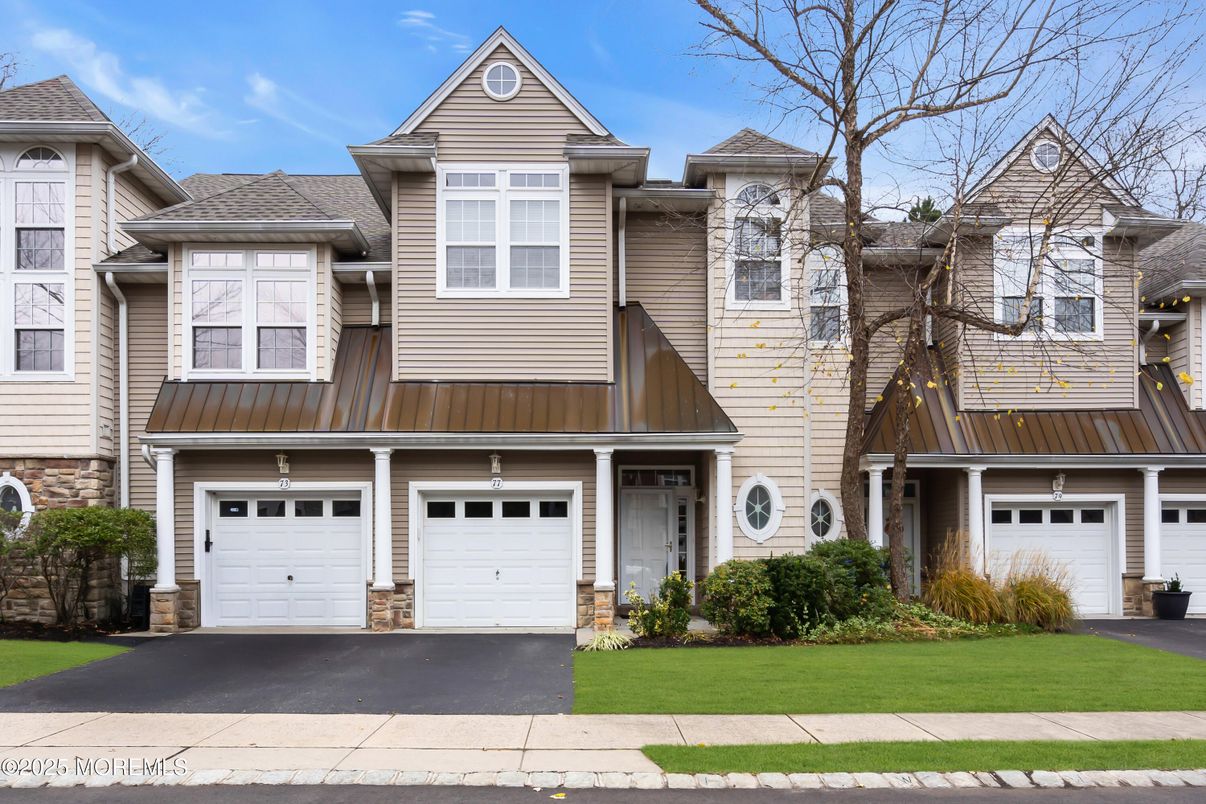 Attached, Exterior, Facade, Queen Anne Victorian
