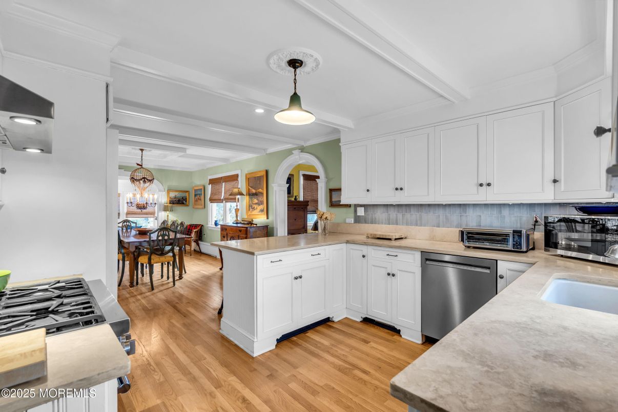 Chandelier, Dining room, Interior, Kitchen, Pendant Lights, Recessed Lighting, Wood Texture Flooring