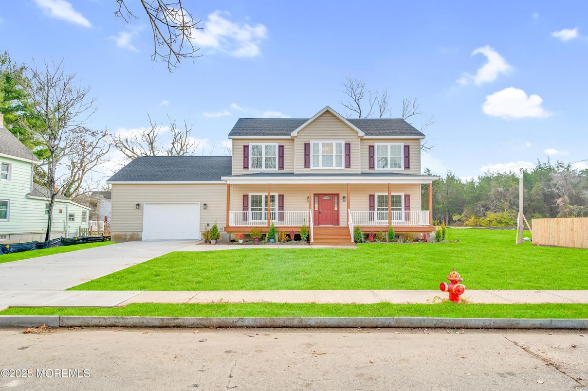 Attached, Exterior, Facade, Farmhouse