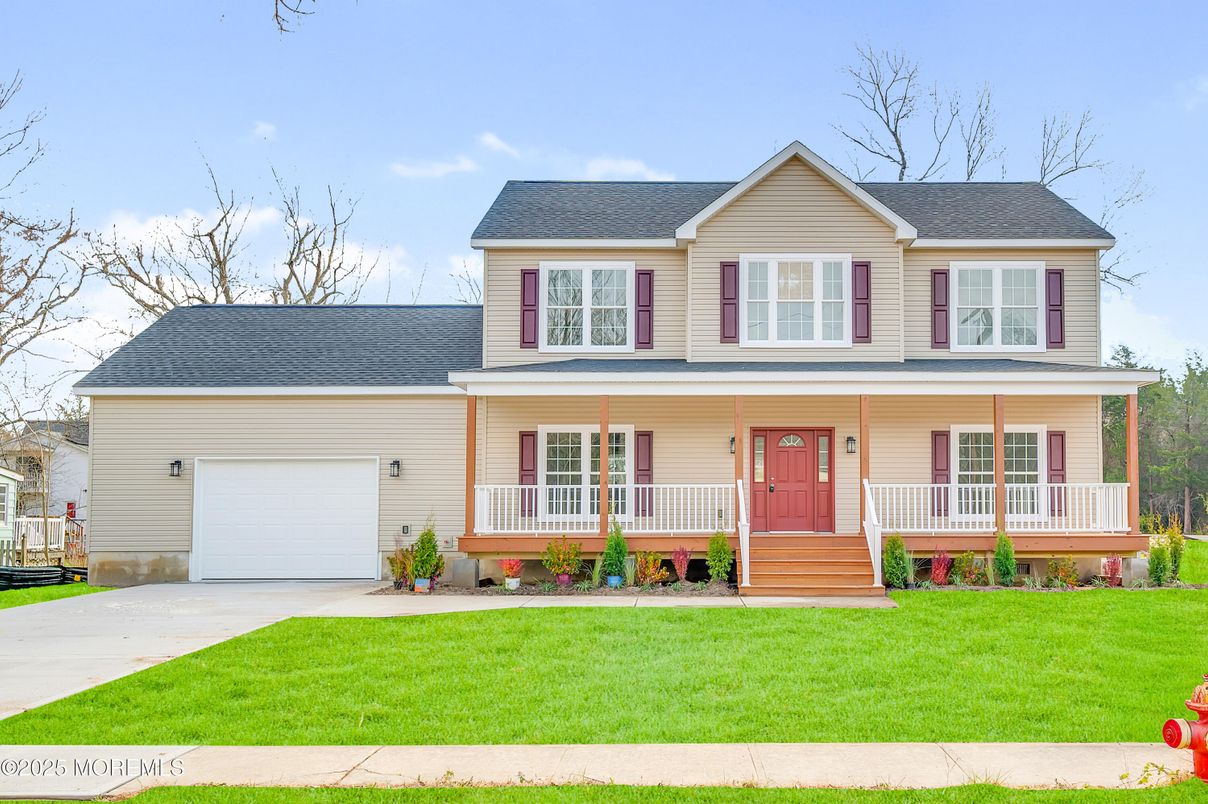 Attached, Exterior, Facade, Farmhouse