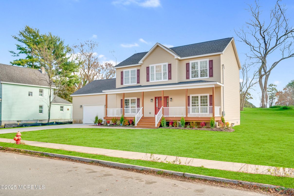 Attached, Exterior, Facade, Farmhouse