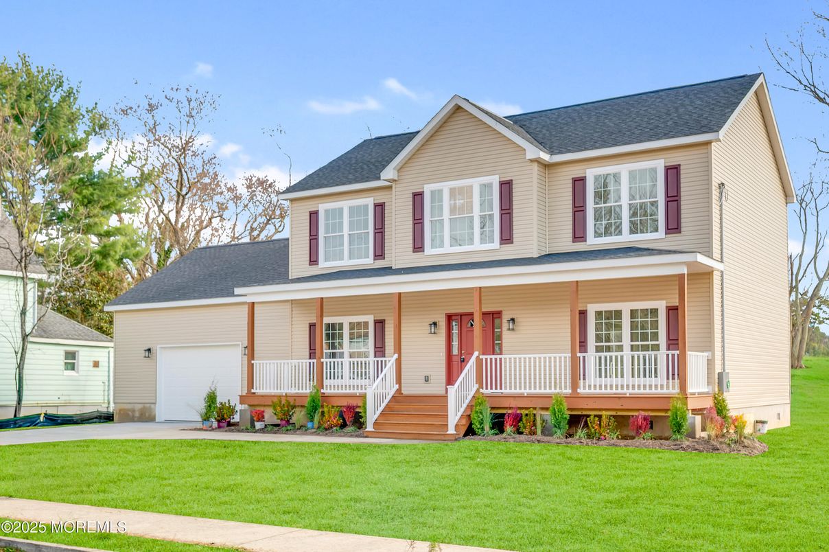 Attached, Exterior, Facade, Farmhouse
