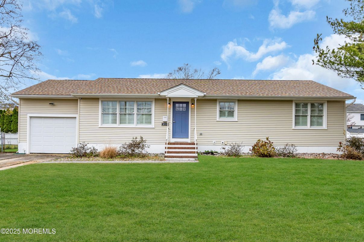 Attached, Exterior, Facade, Ranch