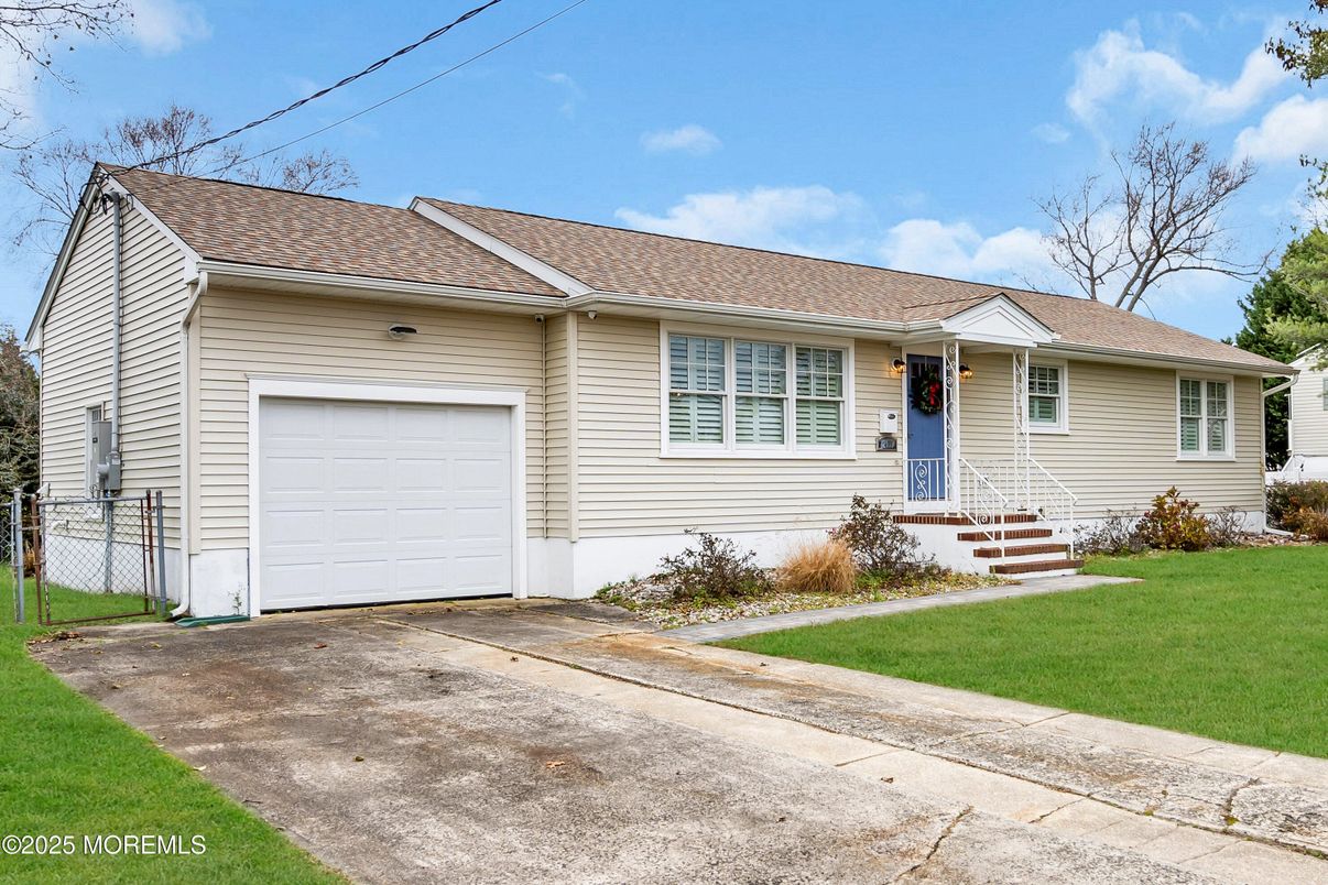 Attached, Exterior, Facade, Ranch