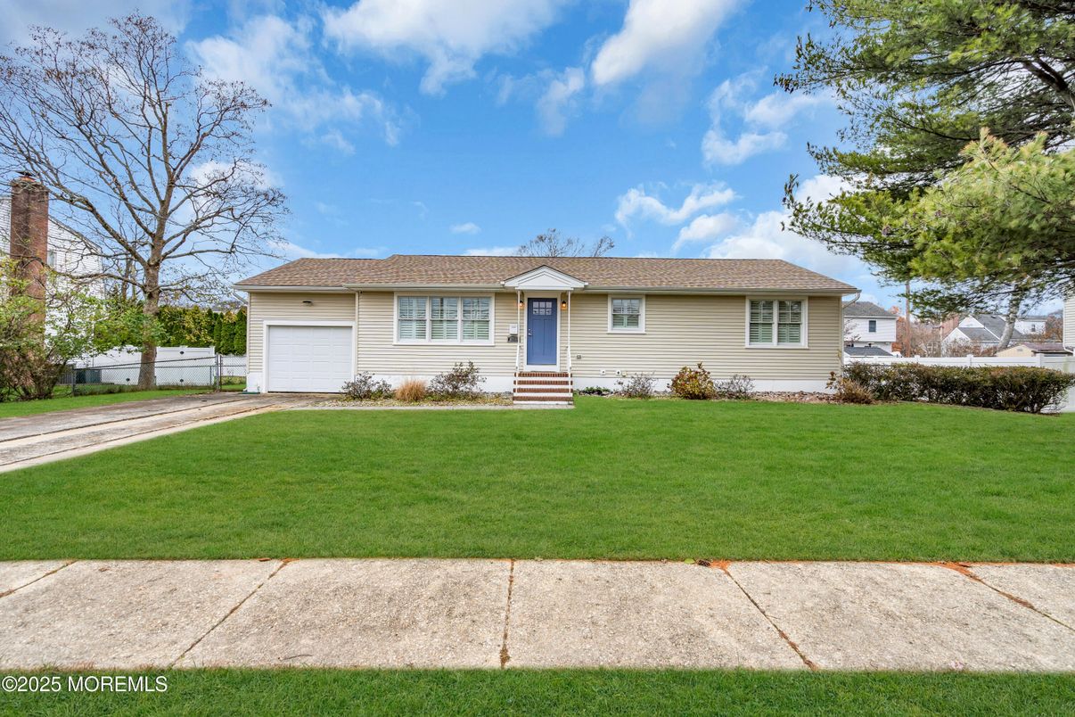 Attached, Exterior, Facade, Ranch