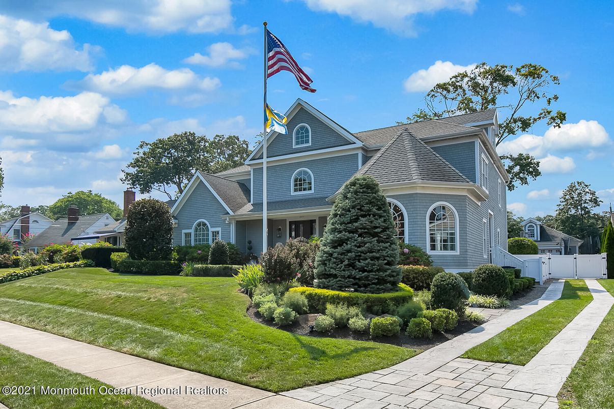 Exterior, Facade, Queen Anne Victorian