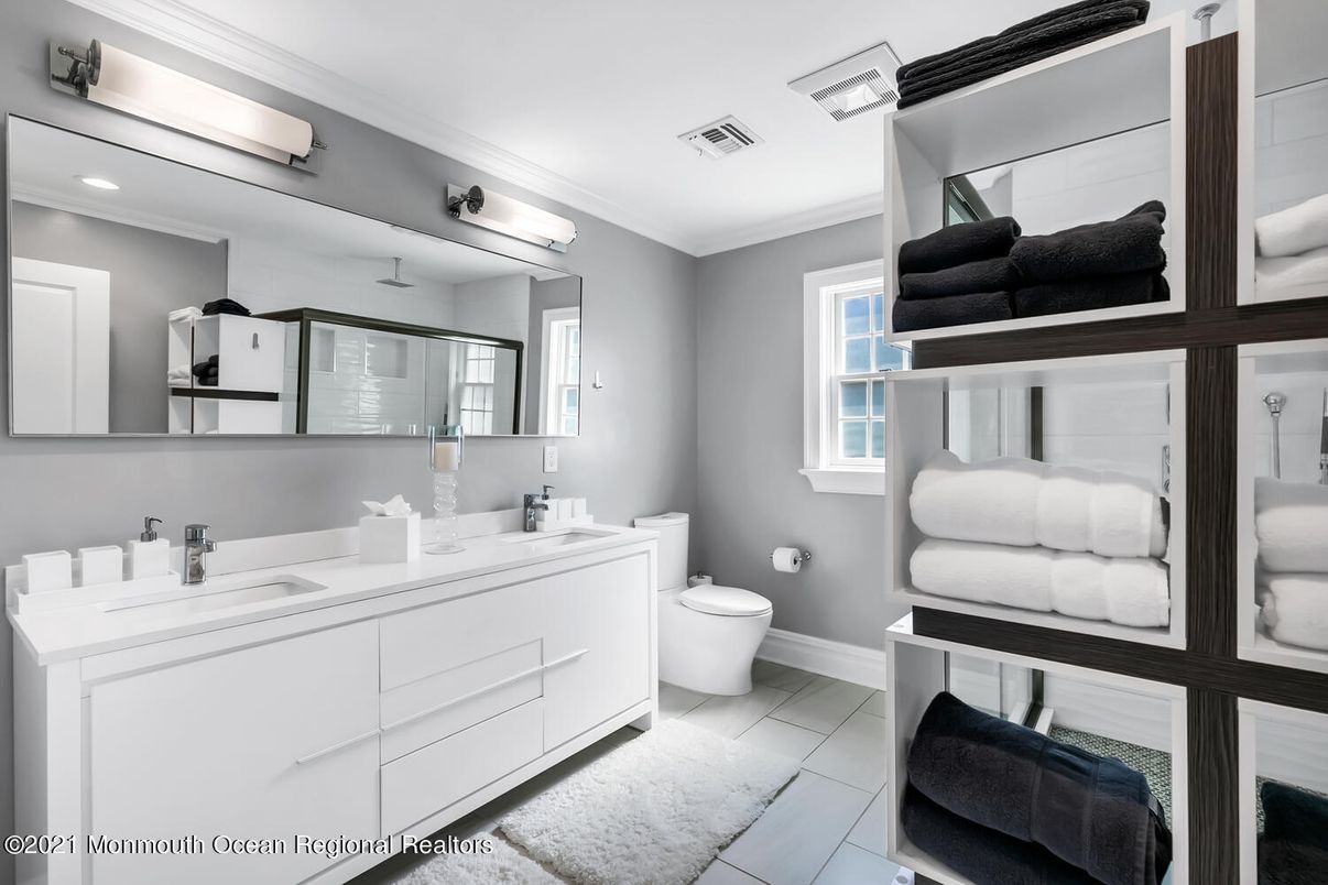 Bathroom, Dual Sink Vanities, Interior, Recessed Lighting