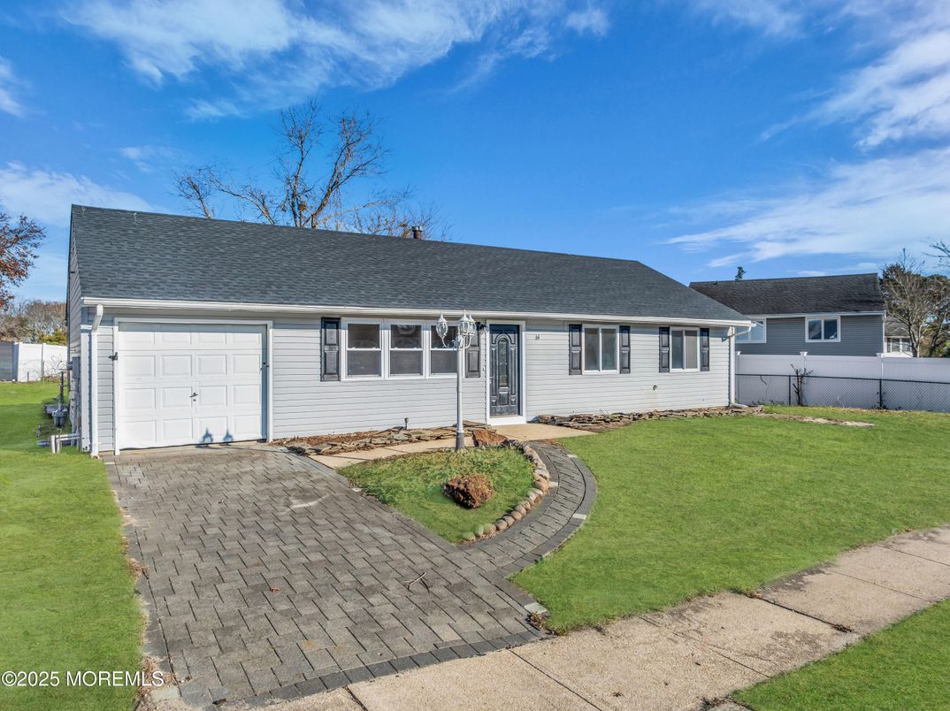 Attached, Exterior, Facade, Cape Cod