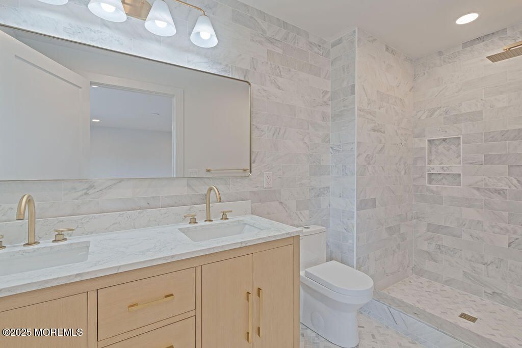 Bathroom, Interior, Marble, Marble Walls, Recessed Lighting