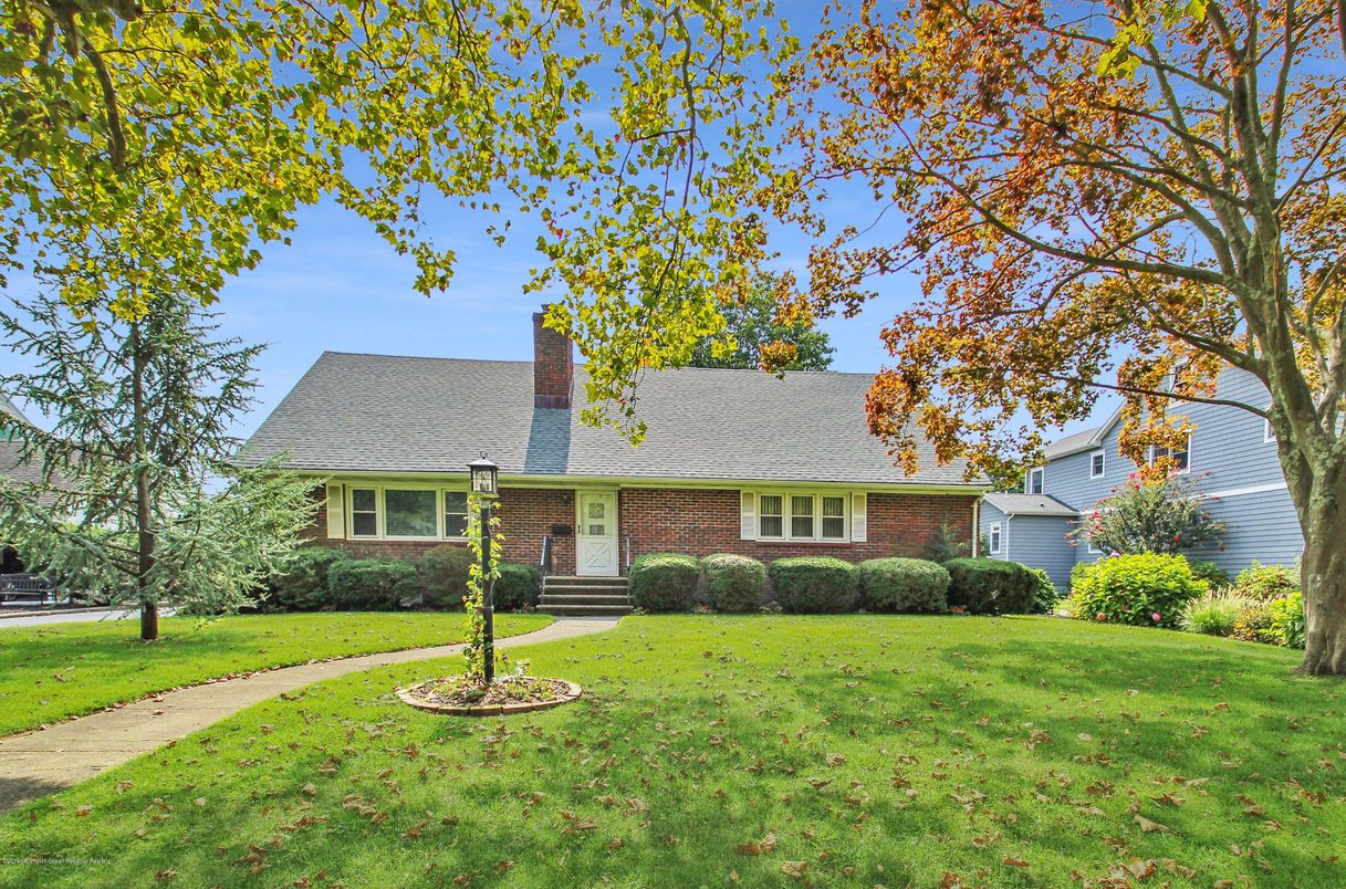 Exterior, Facade, Brick Facade, Cape Cod