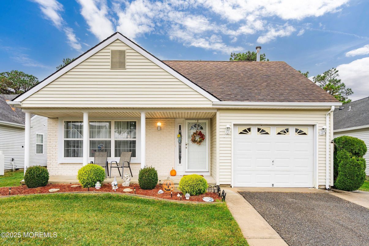 Attached, Exterior, Facade, Ranch