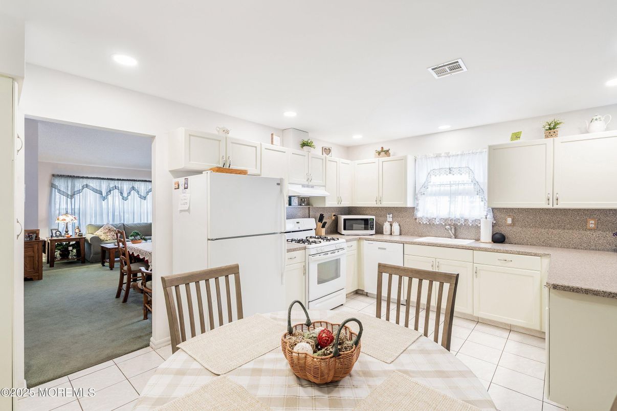 Dining room, Interior, Kitchen, Recessed Lighting