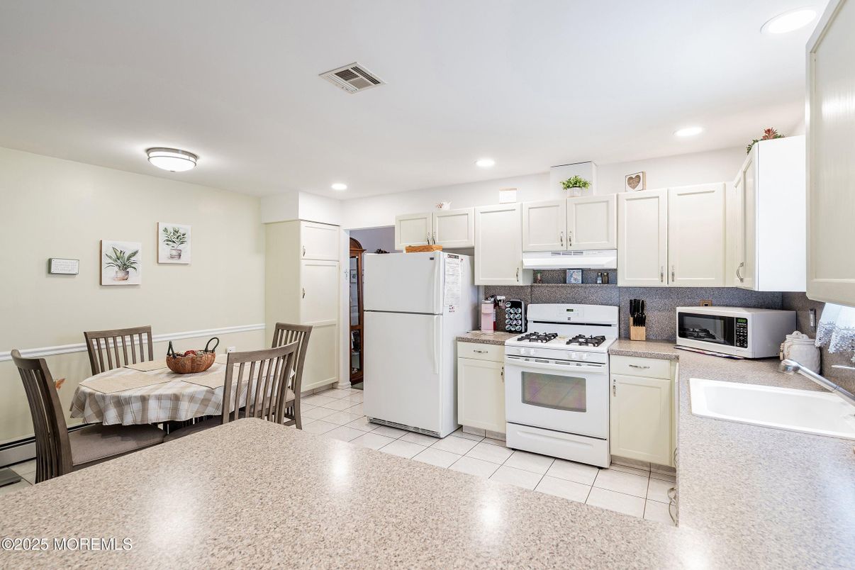 Dining room, Interior, Kitchen, Recessed Lighting