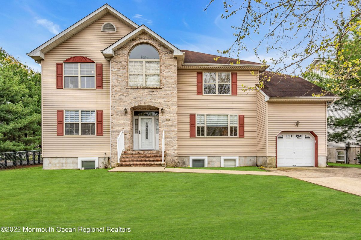 Attached, Exterior, Facade, Raised Ranch