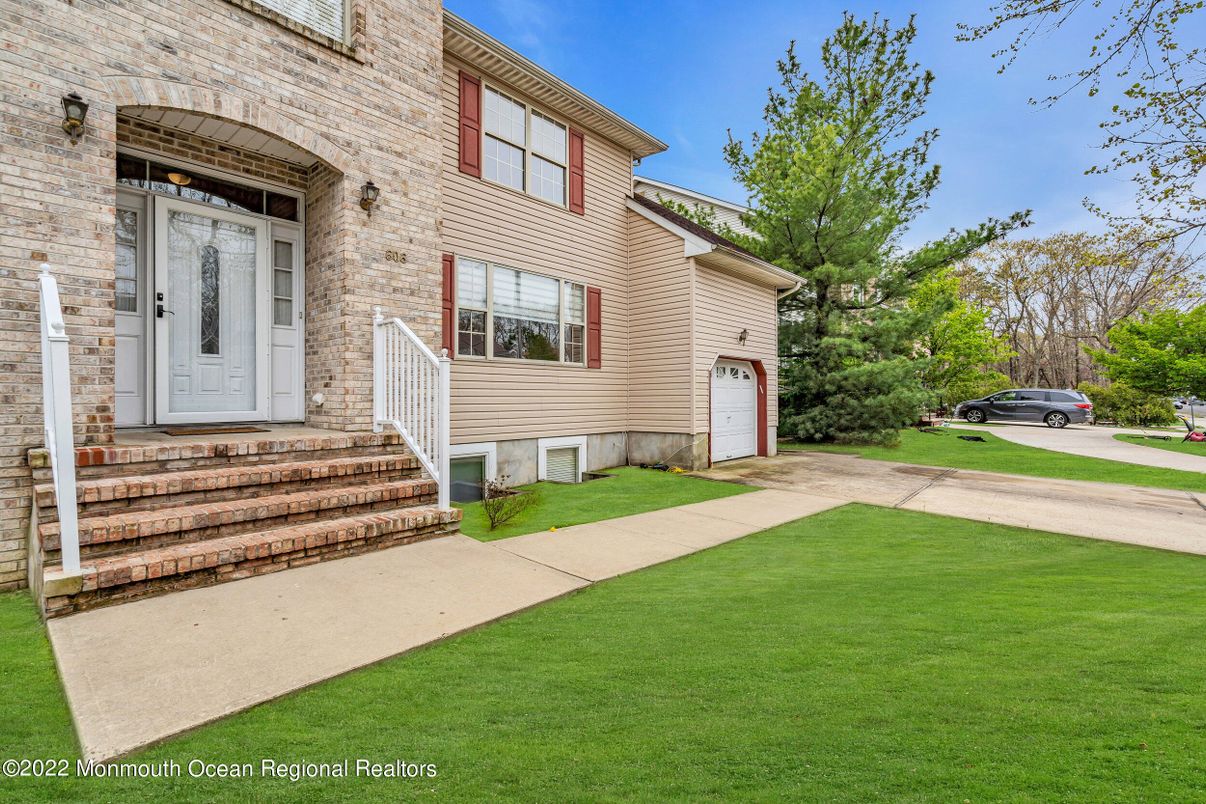 Attached, Exterior, Facade, Brick Facade, None