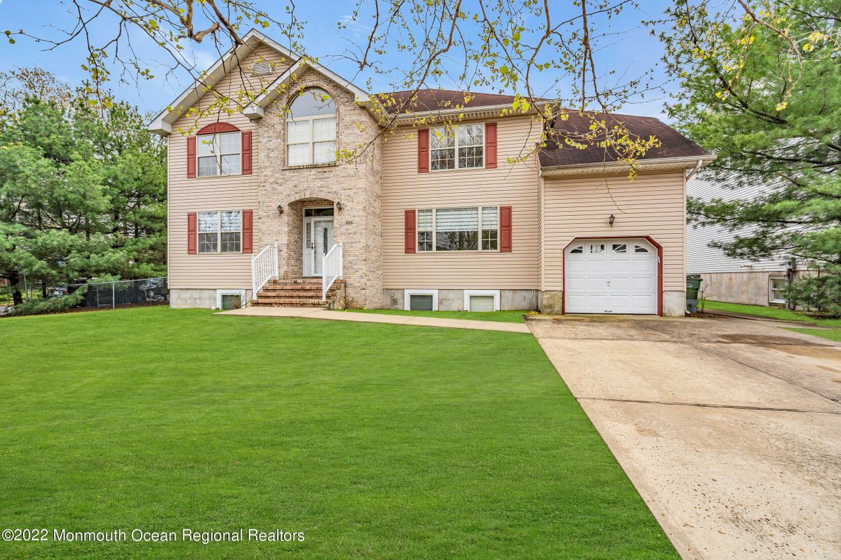 Attached, Exterior, Facade, Split Level