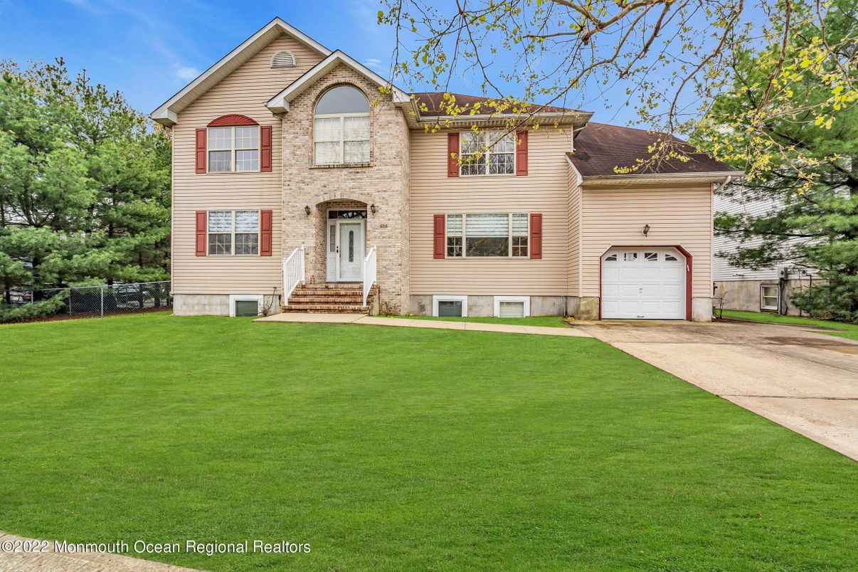 Attached, Exterior, Facade, Raised Ranch