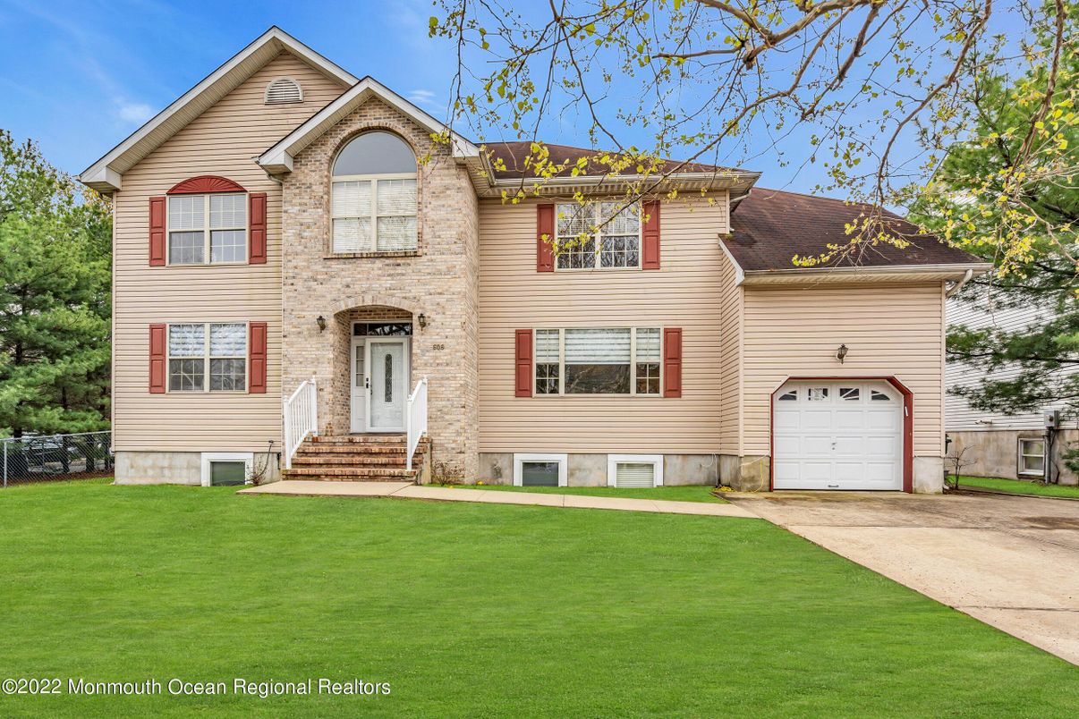 Attached, Exterior, Facade, Raised Ranch