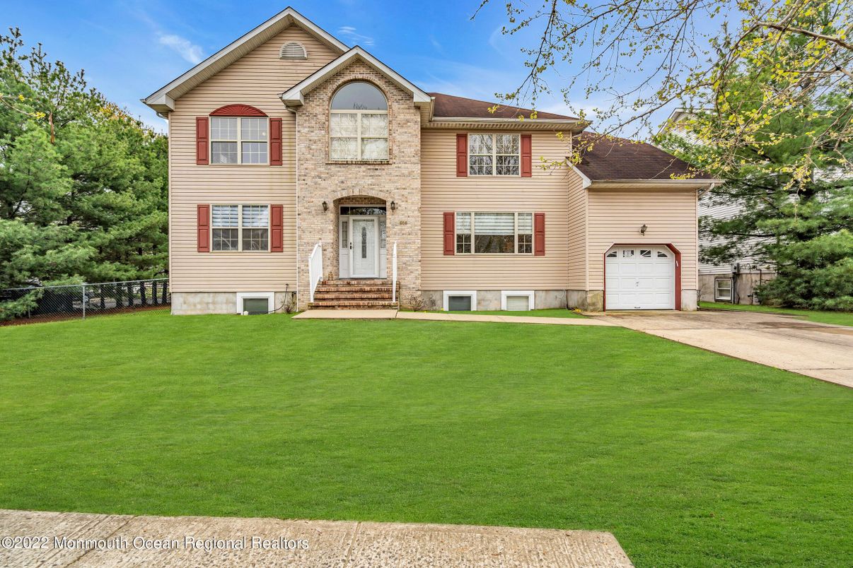 Attached, Exterior, Facade, Split Level