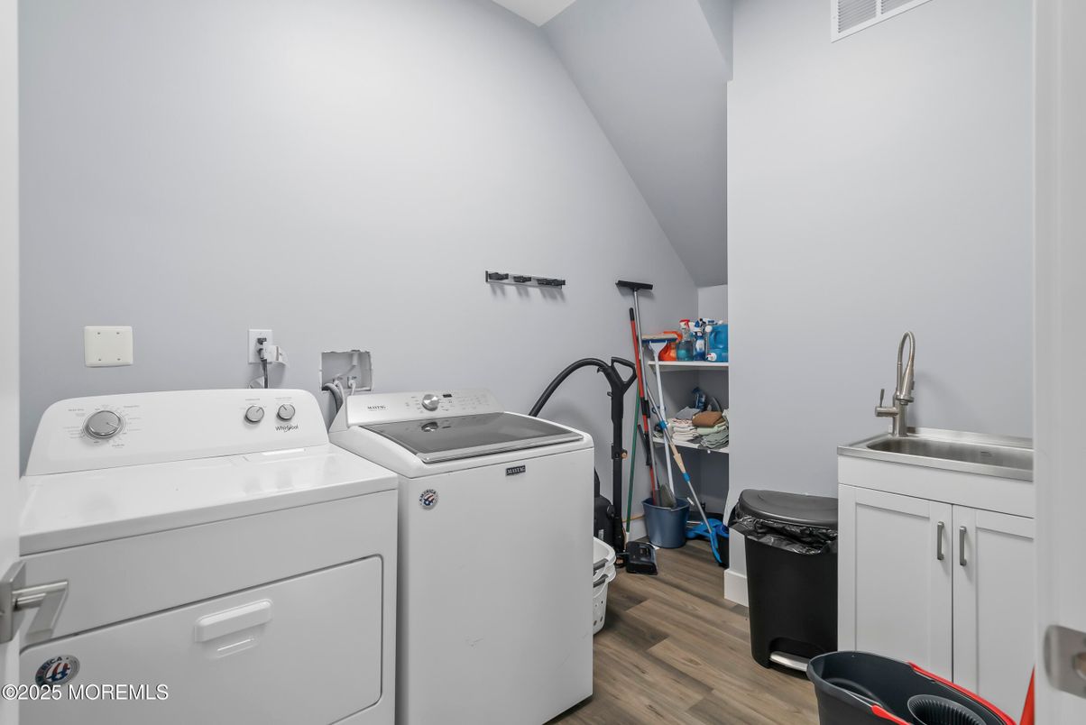 Interior, Washer, Wood Texture Flooring
