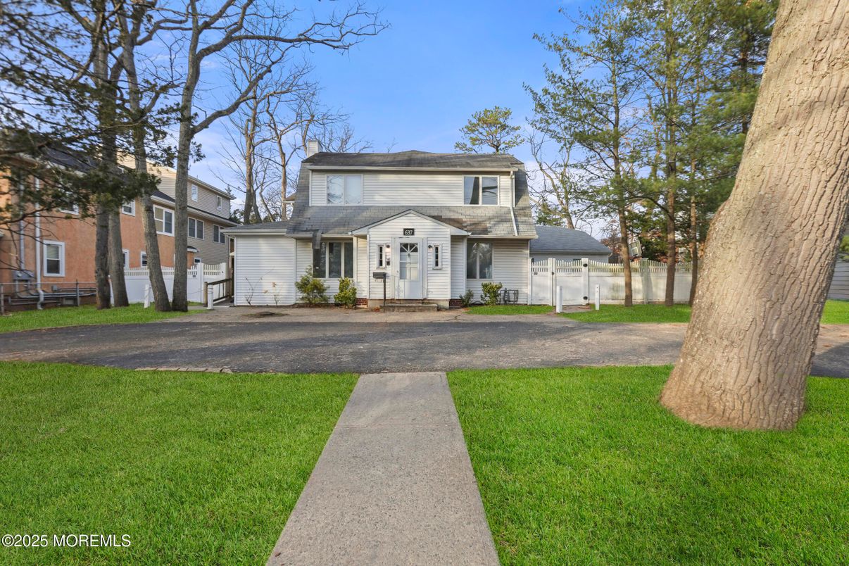 Attached, Backyard, Exterior, Facade, Split Level