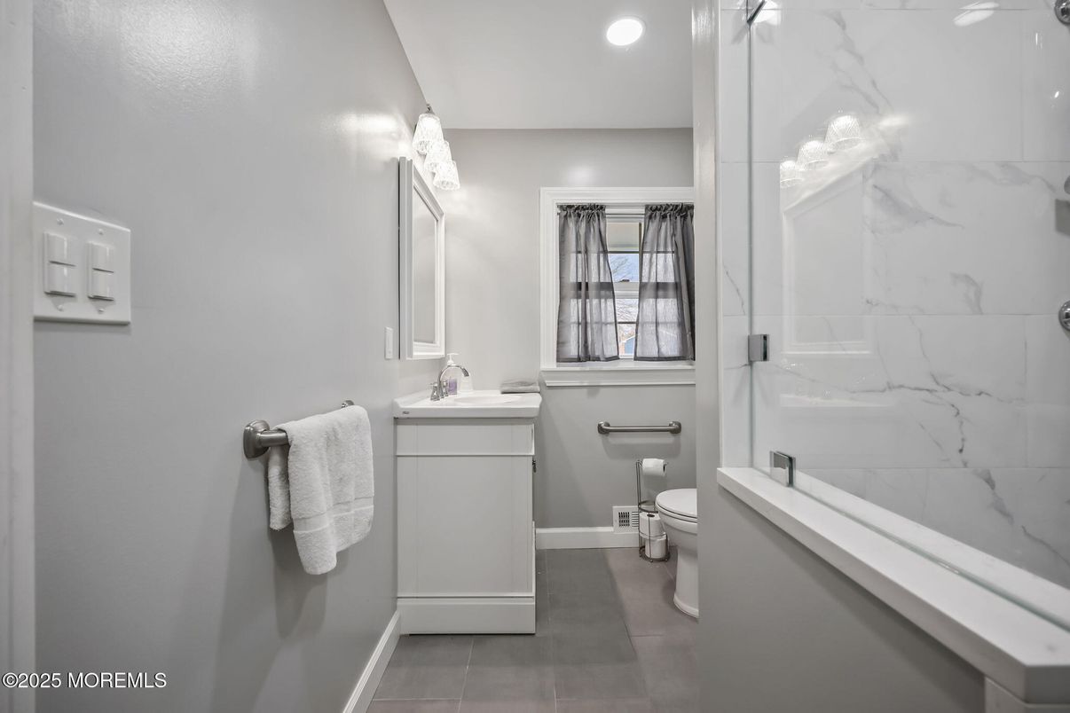 Bathroom, Interior, Marble Walls, Recessed Lighting