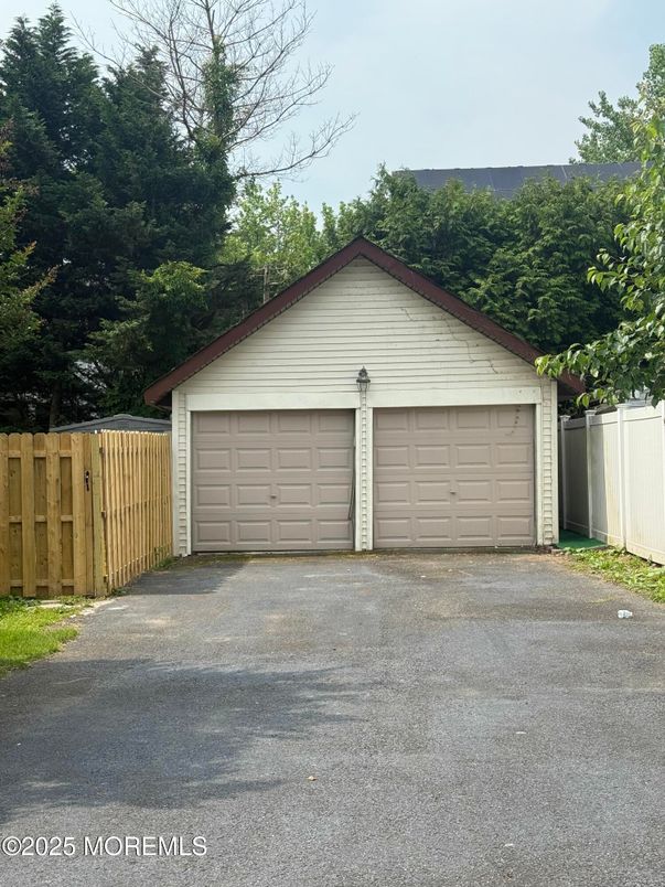 Detached Garage, Exterior