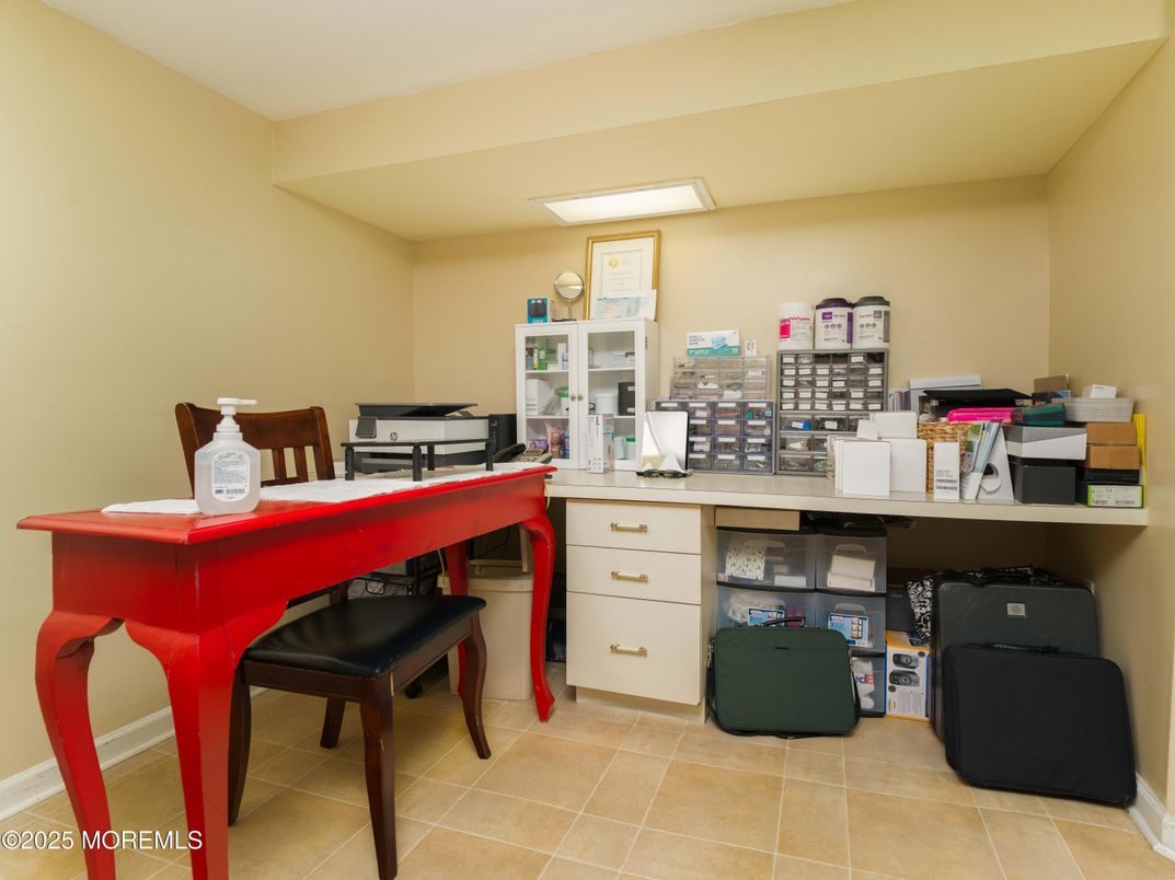 Home Office, Interior