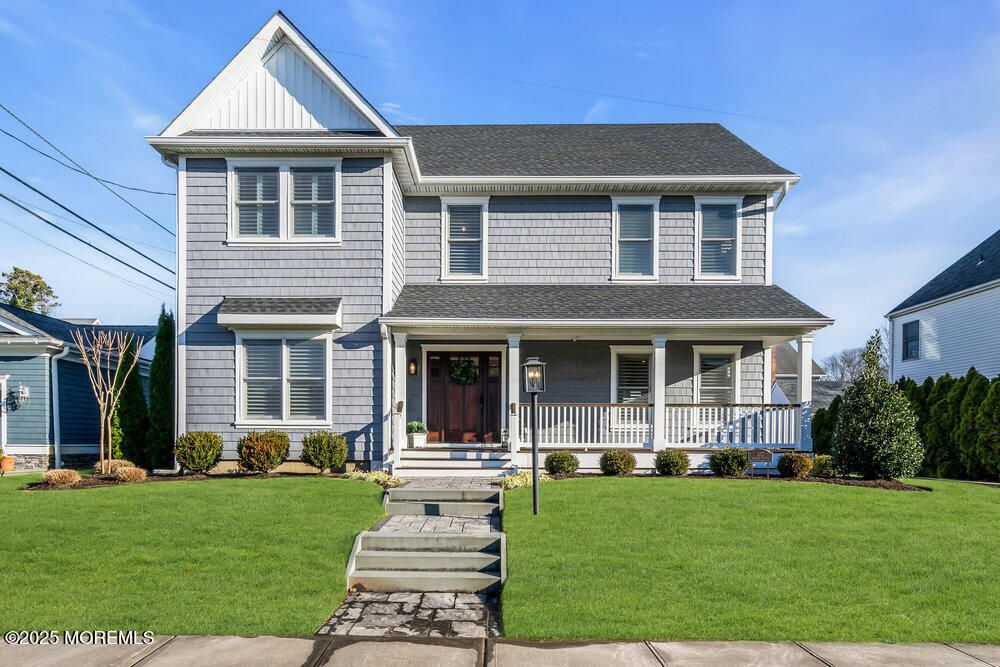 Exterior, Facade, Queen Anne Victorian