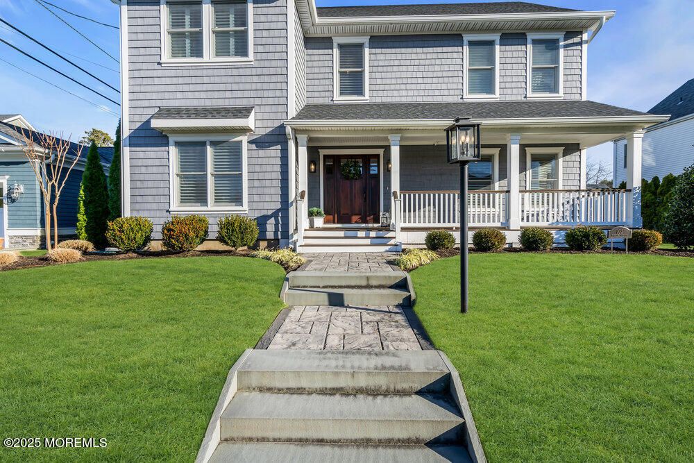 Exterior, Facade, American Foursquare